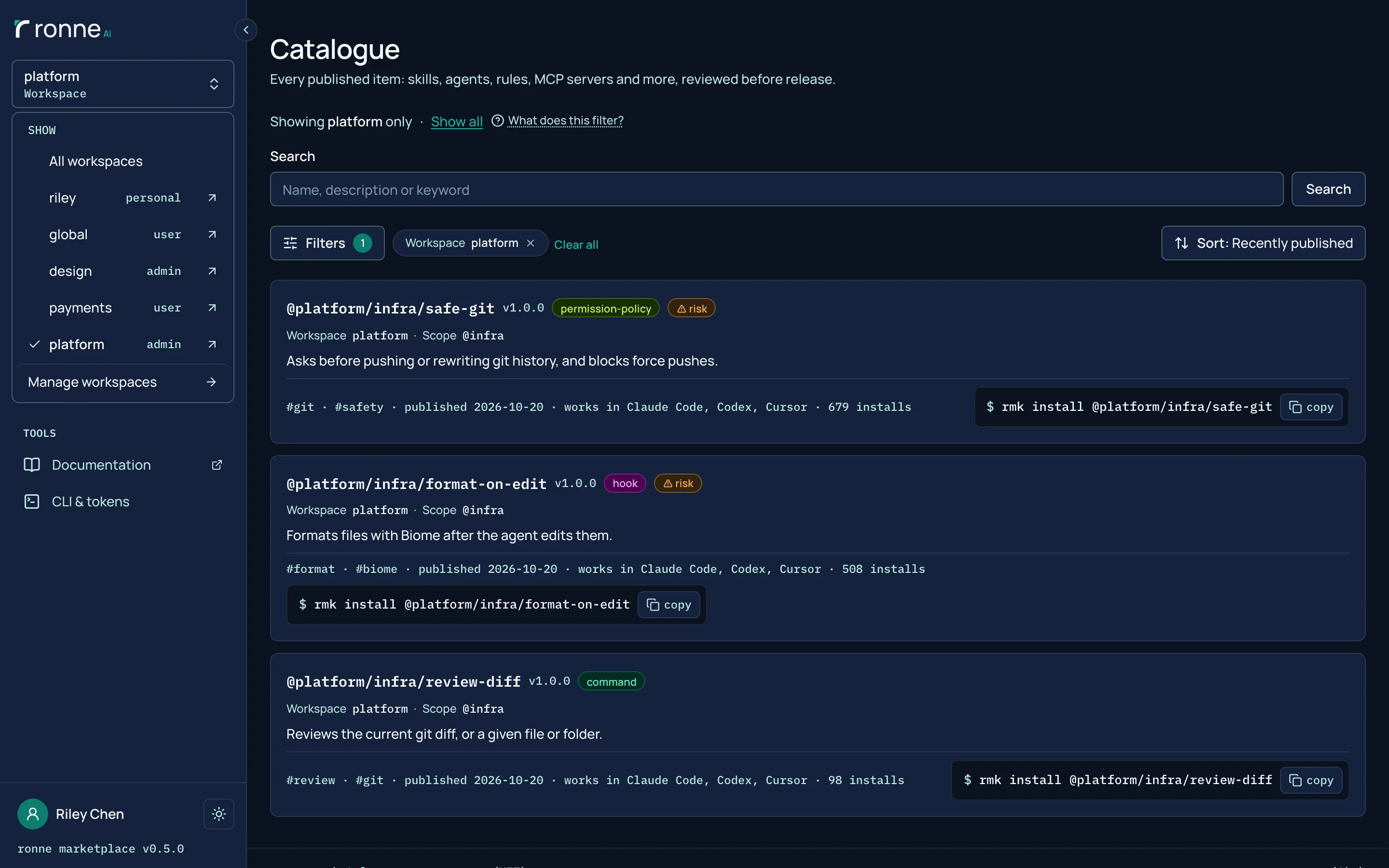 O Catalogue com o seletor de espaço de trabalho da barra lateral aberto: All workspaces, um espaço de trabalho pessoal e mais quatro, com platform marcado, e abaixo os três itens de platform sob Showing platform only.
