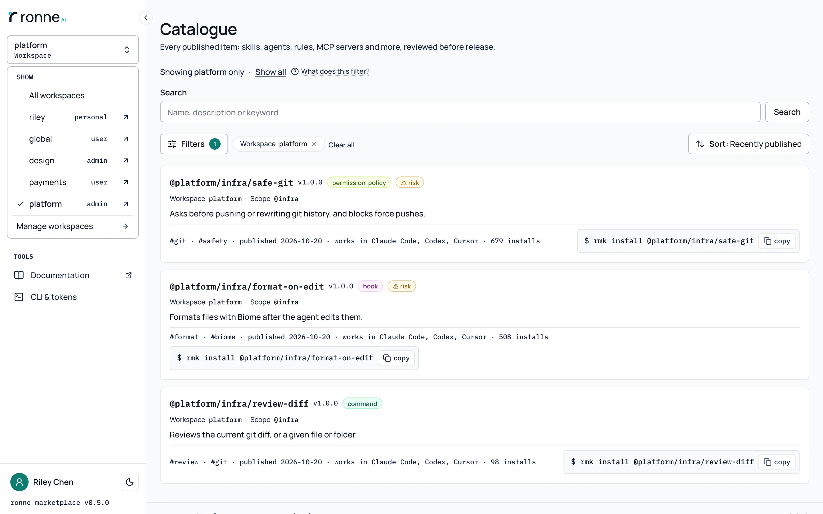 O Catalogue com o seletor de espaço de trabalho da barra lateral aberto: All workspaces, um espaço de trabalho pessoal e mais quatro, com platform marcado, e abaixo os três itens de platform sob Showing platform only.